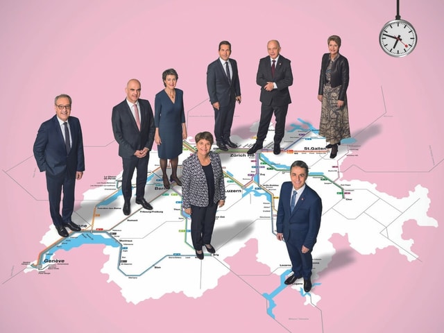 Frauen und Männer stehen auf einer Schweizerkarte, die die wichtigsten Bahnlinien zeigt. Rundherum rosa.