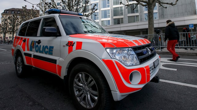 Fahrzeug in der Bemalung der Kantonspolizei Genf. Fahrzeug in der Bemalung der Kantonspolizei Genf.