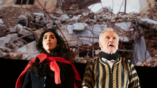 Eine Schauspielerin und ein Schauspieler auf der Theaterbühne. Eine Schauspielerin und ein Schauspieler auf der Theaterbühne.