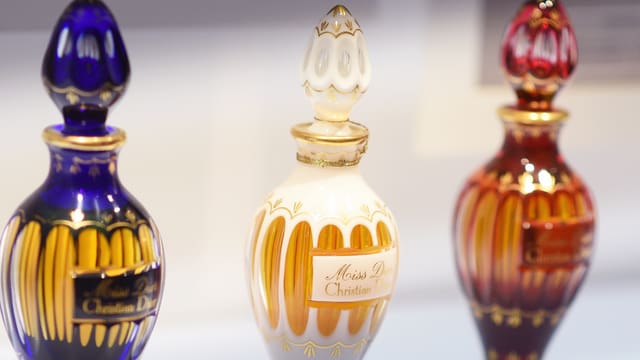 Drei Parfumflaschen. Drei Parfumflaschen.