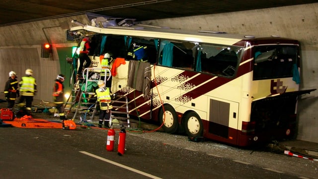 Verunfallter Reisecar im Autobahntunnel bei Siders. Verunfallter Reisecar im Autobahntunnel bei Siders.