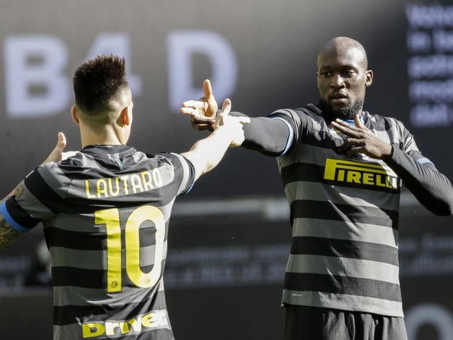 Lautaro Martinez und Romelu Lukaku jubeln.