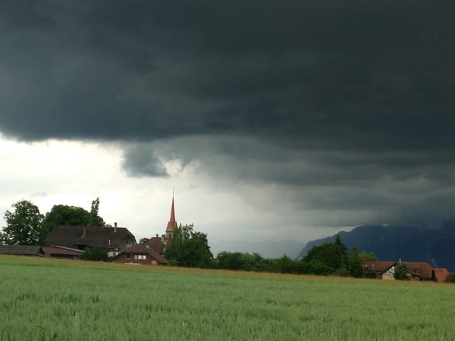 Dicke schwarze Wolken am Himmel.