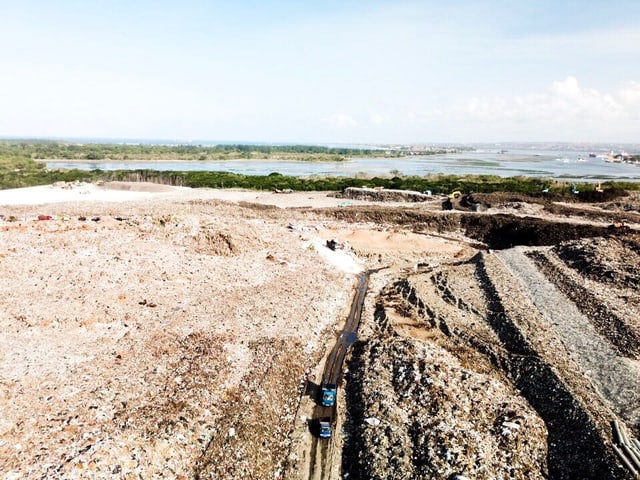 Meterhohe Müllberge direkt am Meer. Meterhohe Müllberge direkt am Meer.