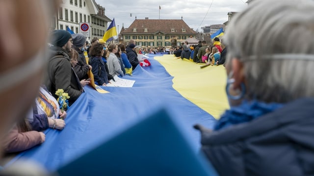 Demonstrationen in Bern: Leute mit riesiger Flagge.