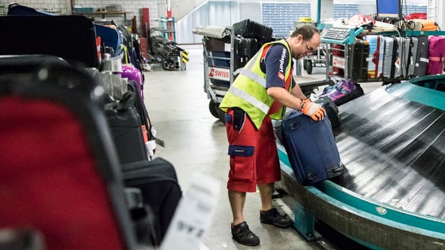 Flughafenmitarbeiter am Gepäckband Flughafenmitarbeiter am Gepäckband