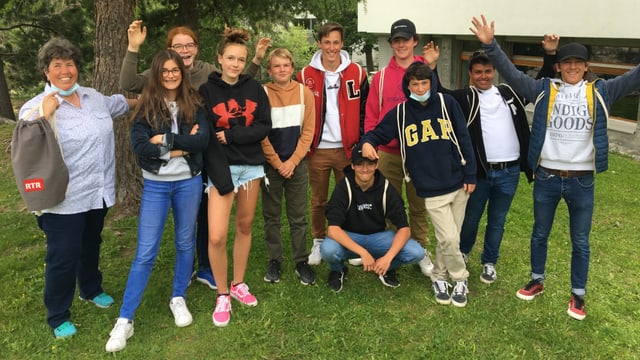 Scolaras e scolars da la 2. secundara da Samedan cun la magistra Karin Näf. Scolaras e scolars da la 2. secundara da Samedan cun la magistra Karin Näf.