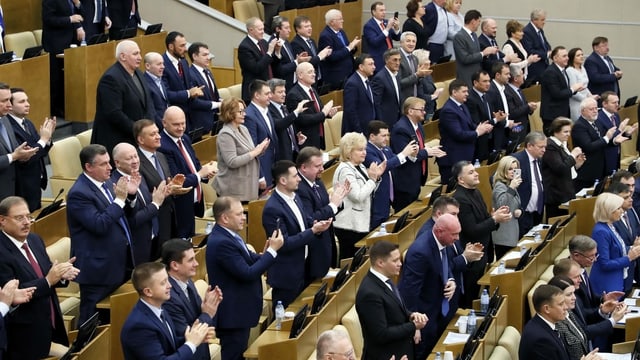 Duma-Abgeordnete klatschen Duma-Abgeordnete klatschen
