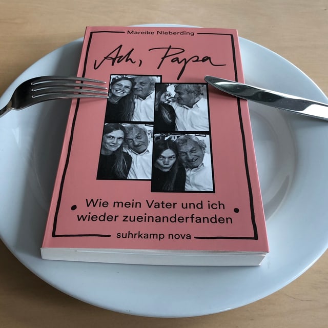 «Ach, Papa» von Mareike Nieberding liegt auf einem Teller. «Ach, Papa» von Mareike Nieberding liegt auf einem Teller.