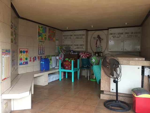 Die Kinderkrippe ist in einem Mausoleum eingerichtet, in dem ein Sarkophag steht und sich eine lange steinerne Bank an den Wänden entlagzieht. Die Kinderkrippe ist in einem Mausoleum eingerichtet, in dem ein Sarkophag steht und sich eine lange steinerne Bank an den Wänden entlagzieht.