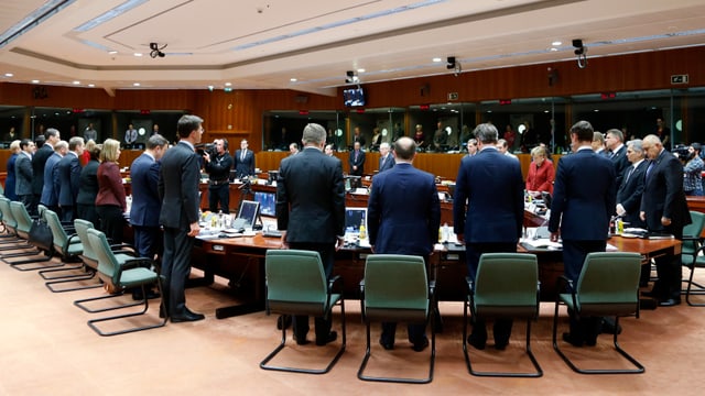 EU-Politiker an einem Tisch stehend. EU-Politiker an einem Tisch stehend.