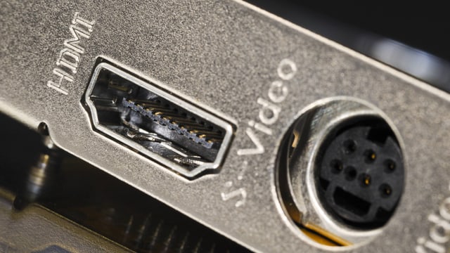 Der Eingang für einen HDMI-Stecker neben dem Eingang für ein S-Video-Signal. Der Eingang für einen HDMI-Stecker neben dem Eingang für ein S-Video-Signal.