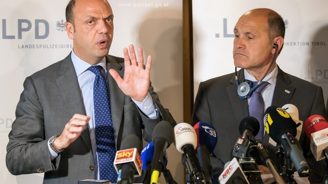 Conferenza da medias cun ils dus ministers. Conferenza da medias cun ils dus ministers.