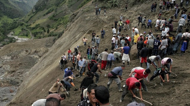 Unzählige Menschen suchen am Hang nach Opfern des Erdrutsches in Narino, Kolumbien. 2011 Unzählige Menschen suchen am Hang nach Opfern des Erdrutsches in Narino, Kolumbien. 2011