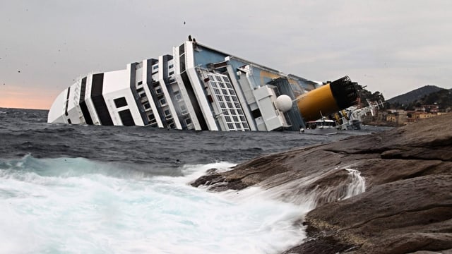 Die Costa Concordia liegt vor der Küste Giglios. Die Costa Concordia liegt vor der Küste Giglios.