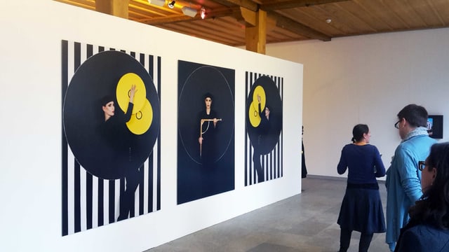Ein Ausstellungsraum: Auf der Wand hängern Manon-Porträts. Ein Ausstellungsraum: Auf der Wand hängern Manon-Porträts.