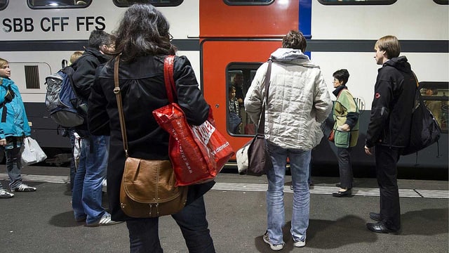 Reisende vor einem Zug der SBB. Reisende vor einem Zug der SBB.