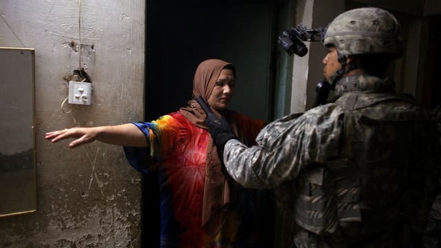 Soldat durchsucht eine Frau in Sadr-City. Soldat durchsucht eine Frau in Sadr-City.