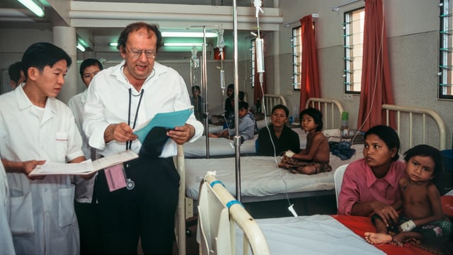 Beat Richner hilft in seinem Spital in Kambodscha Kindern, die schwer erkrankt sind. Beat Richner hilft in seinem Spital in Kambodscha Kindern, die schwer erkrankt sind.