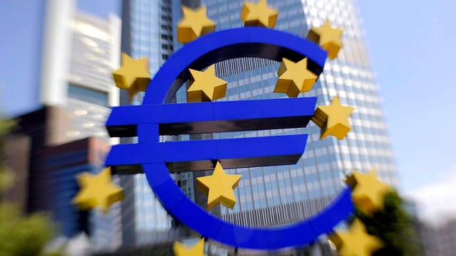 EZB-Logo im Hintergrund das Gebäude der Europäischen Zentralbank in Frankfurt EZB-Logo im Hintergrund das Gebäude der Europäischen Zentralbank in Frankfurt