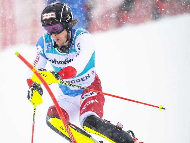 Sandro Simonet umkurvt im Schneetreiben eine Slalomstange. Sandro Simonet umkurvt im Schneetreiben eine Slalomstange.
