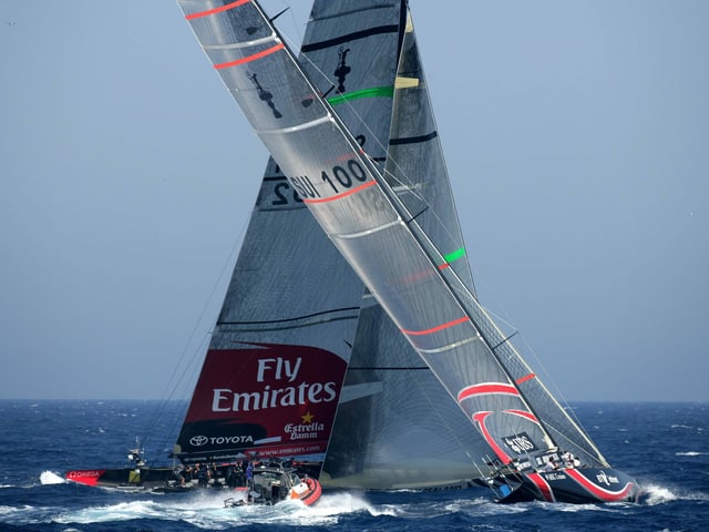 Alinghi vs. Team New Zealand in der entscheidenden Regatta 2007. Alinghi vs. Team New Zealand in der entscheidenden Regatta 2007.