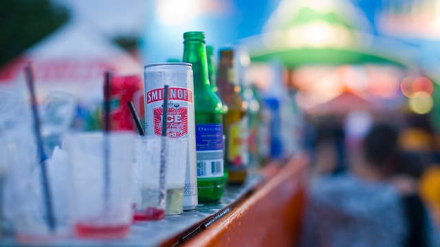 Flaschen und Plastikbecher stehen auf einer Mauer Flaschen und Plastikbecher stehen auf einer Mauer