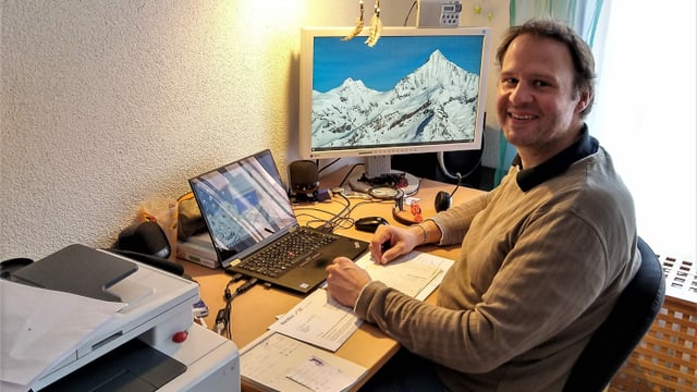 Jürgen Wieder an seinem Arbeitsplatz im Home Office Jürgen Wieder an seinem Arbeitsplatz im Home Office