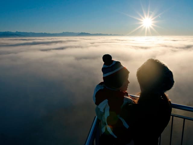 Frau mit Kind geniessen oberhalb des Hochnebels die tiefstehende Sonne. Frau mit Kind geniessen oberhalb des Hochnebels die tiefstehende Sonne.