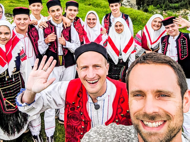 Tanzten selber mit: Manu und Büssi mit der Kulturgruppe in Glamoc, Bosnien. Tanzten selber mit: Manu und Büssi mit der Kulturgruppe in Glamoc, Bosnien.
