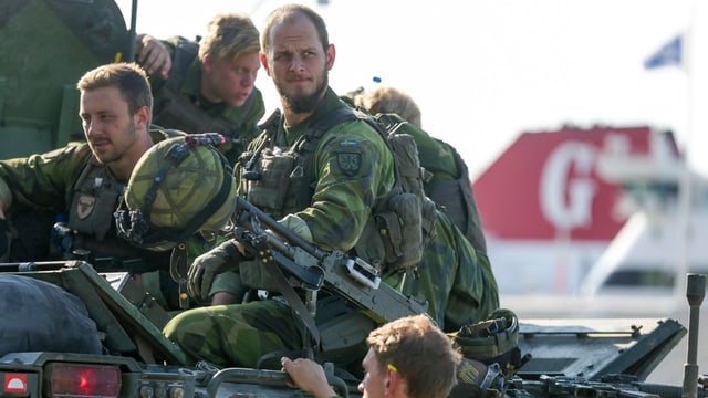 Schwedische Soldaten auf einem Fahrzeug. Schwedische Soldaten auf einem Fahrzeug.