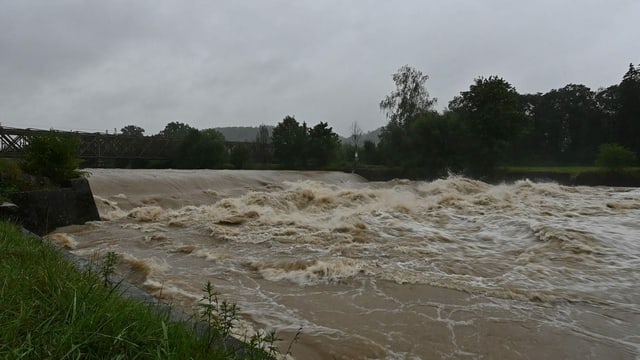 Wildes, braunes Wasser in der Thur, die Hochwasser führt. Wildes, braunes Wasser in der Thur, die Hochwasser führt.