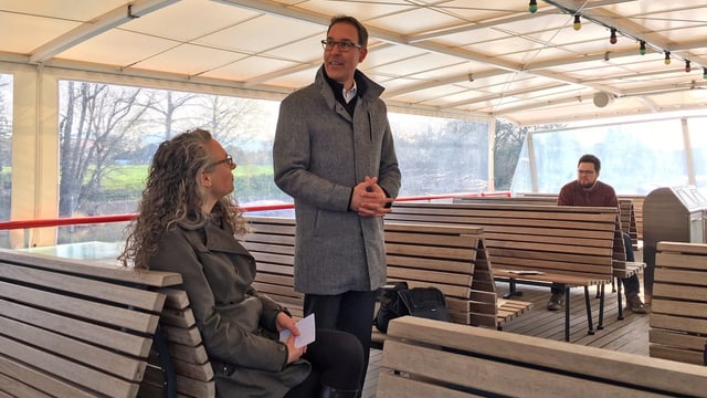 Ein Mann und eine Frau auf dem Oberdeck eines Schiffs. Ein Mann und eine Frau auf dem Oberdeck eines Schiffs.