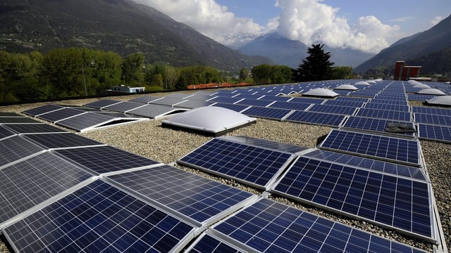 Solarkollektoren in Giubiasco im Kanton Tessin. Solarkollektoren in Giubiasco im Kanton Tessin.