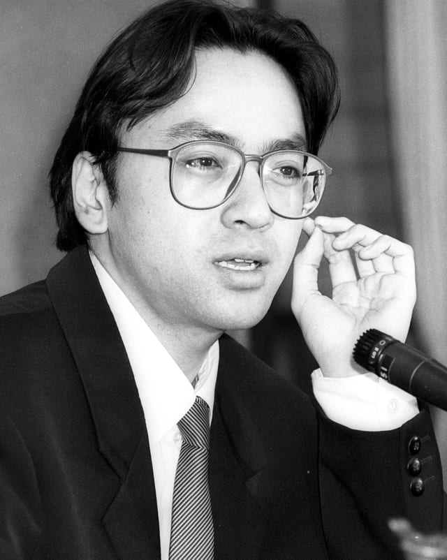 Ein schwarz-weiss-Porträt von Kazuo Ishiguro. Ein schwarz-weiss-Porträt von Kazuo Ishiguro.