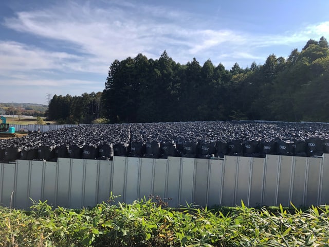 Schwarze Säcke. Schwarze Säcke.