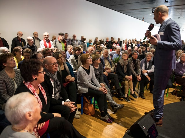 Publikum sitzt im Museum