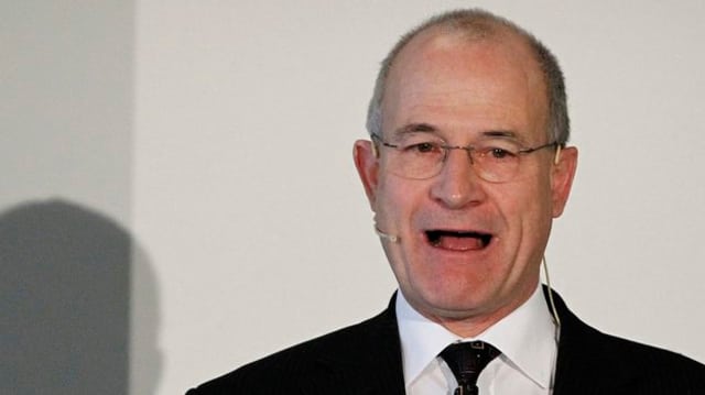 Juen an einer Pressekonferenz. Juen an einer Pressekonferenz.
