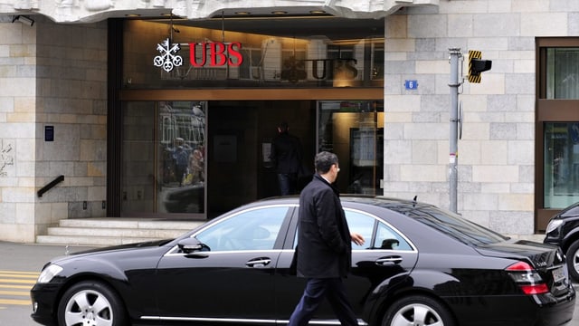 Eine Person steigt in eine Limousine vor der UBS-Filiale am Paradeplatz. Eine Person steigt in eine Limousine vor der UBS-Filiale am Paradeplatz.