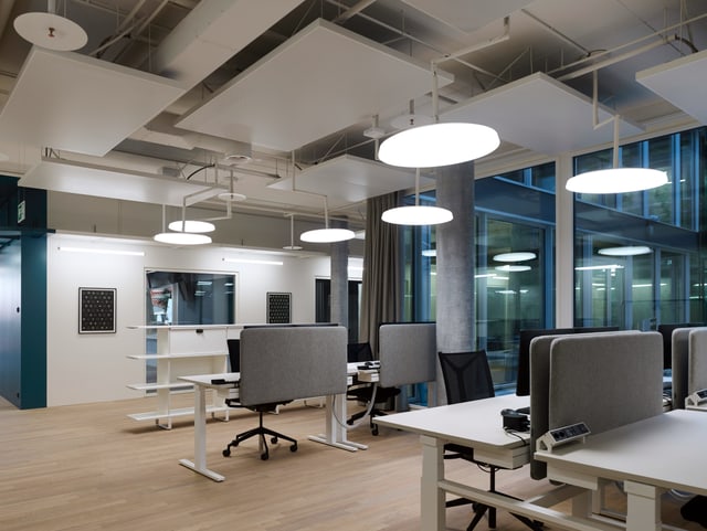 Arbeitsplätze im Büro. Arbeitsplätze im Büro.