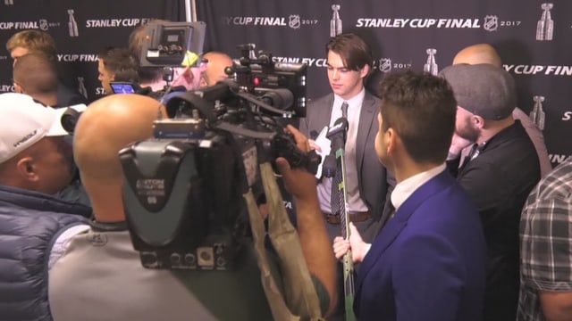 Nico Hischier wird von Journalisten belagert. Nico Hischier wird von Journalisten belagert.