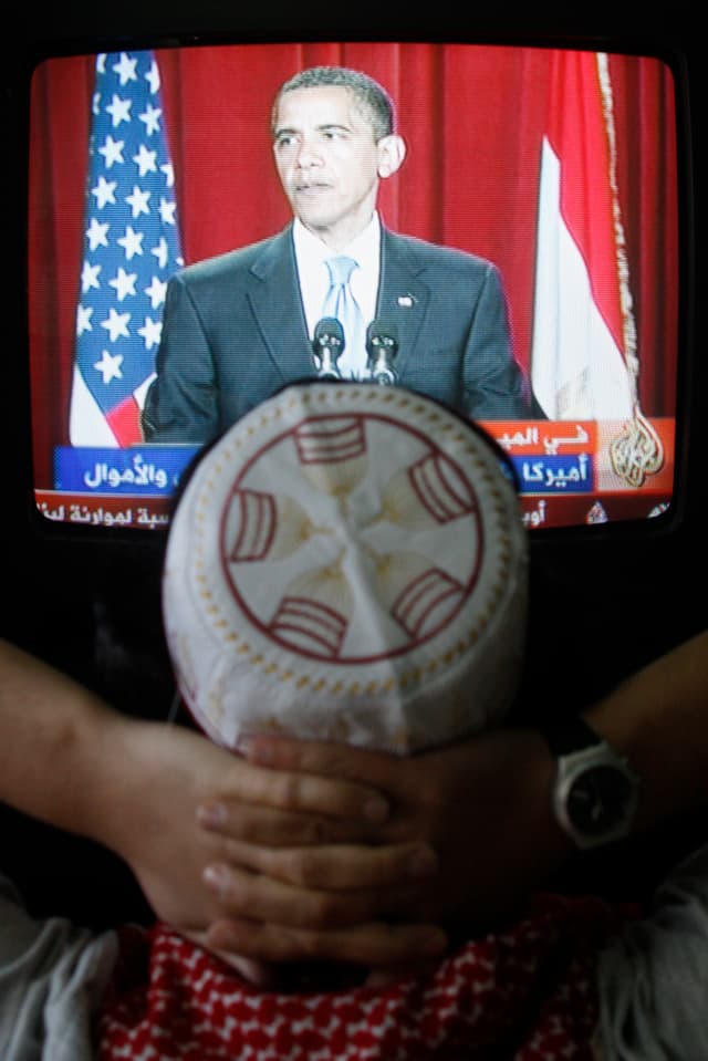Palästinenser während der TV-Übertragung von Obamas Rede. Palästinenser während der TV-Übertragung von Obamas Rede.