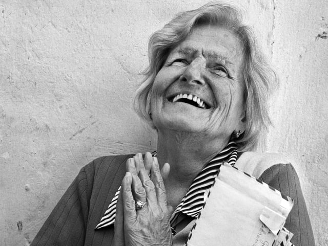 Merushe Kadiu im Porträt. Ihre Familie rettete griechische Juden vor italienischen Faschisten. Merushe Kadiu im Porträt. Ihre Familie rettete griechische Juden vor italienischen Faschisten.