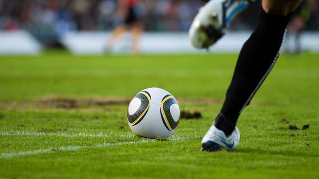 Beine eines Fussballspielers, der dabei ist, den Ball zu spielen. Beine eines Fussballspielers, der dabei ist, den Ball zu spielen.
