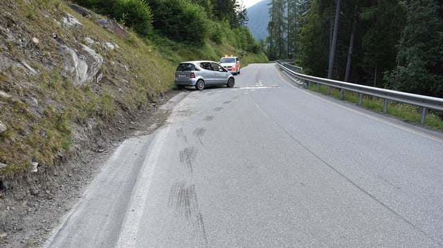 Auto ch'è charra en in rieven. Dasperas in auto da polizia. Auto ch'è charra en in rieven. Dasperas in auto da polizia.