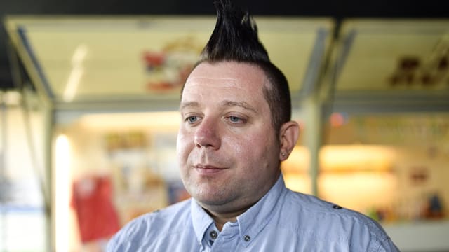 Mann schaut an der Kamera vorbei Mann schaut an der Kamera vorbei