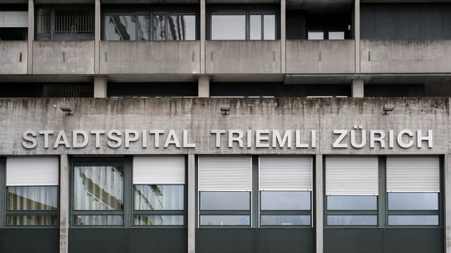 Schriftzug des Stadtspitals Triemli an der Hauswand Schriftzug des Stadtspitals Triemli an der Hauswand