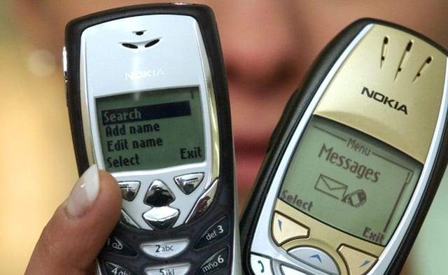 Zwei Nokia-Geräte in einer Hand. Zwei Nokia-Geräte in einer Hand.