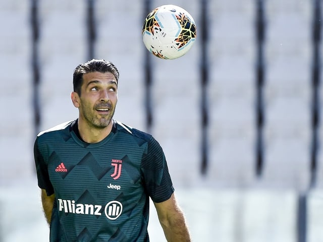 Bei ihm scheint alles nur noch Zugabe zu sein. Ganz nebenbei hat Gianluigi Buffon diese Saison wieder einen Rekord aufgestellt, jenen für die meisten Spiele in der Serie A. Der 42-Jährige hat mittlerweile 650 Partien absolviert und damit Paolo Maldini überholt (648 Spiele). Grund genug, um nochmals eine Saison anzuhängen.