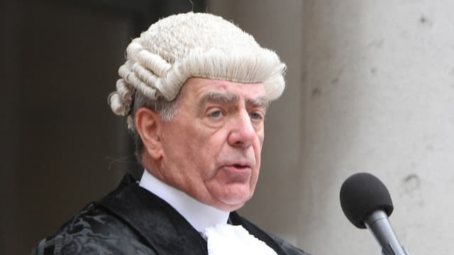Eine von der Queen unterzeichnete Erklärung wird verlesen und an den Kronrat überwiesen. Eine von der Queen unterzeichnete Erklärung wird verlesen und an den Kronrat überwiesen.
